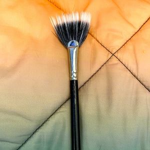 MAC #184 Fan Brush used blush bronzer blending highlight powder stipple morphe